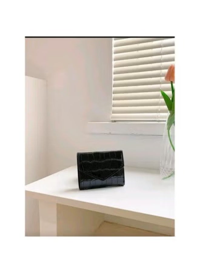 زوبا محفظة نسائية فاخرة بنقشة جلد التمساح – تصميم ميني أنيق وصغير الحجم بفتحات متعددة للكروت وجيب للنقود الورقية والعملات المعدنية – خامة جلد متينة لامعة وسهلة الحمل داخل أي شنطة – تنظيم مثالي وراحة يومية في محفظة واحدة مدمجة وعصرية - لون اسود - Image 2